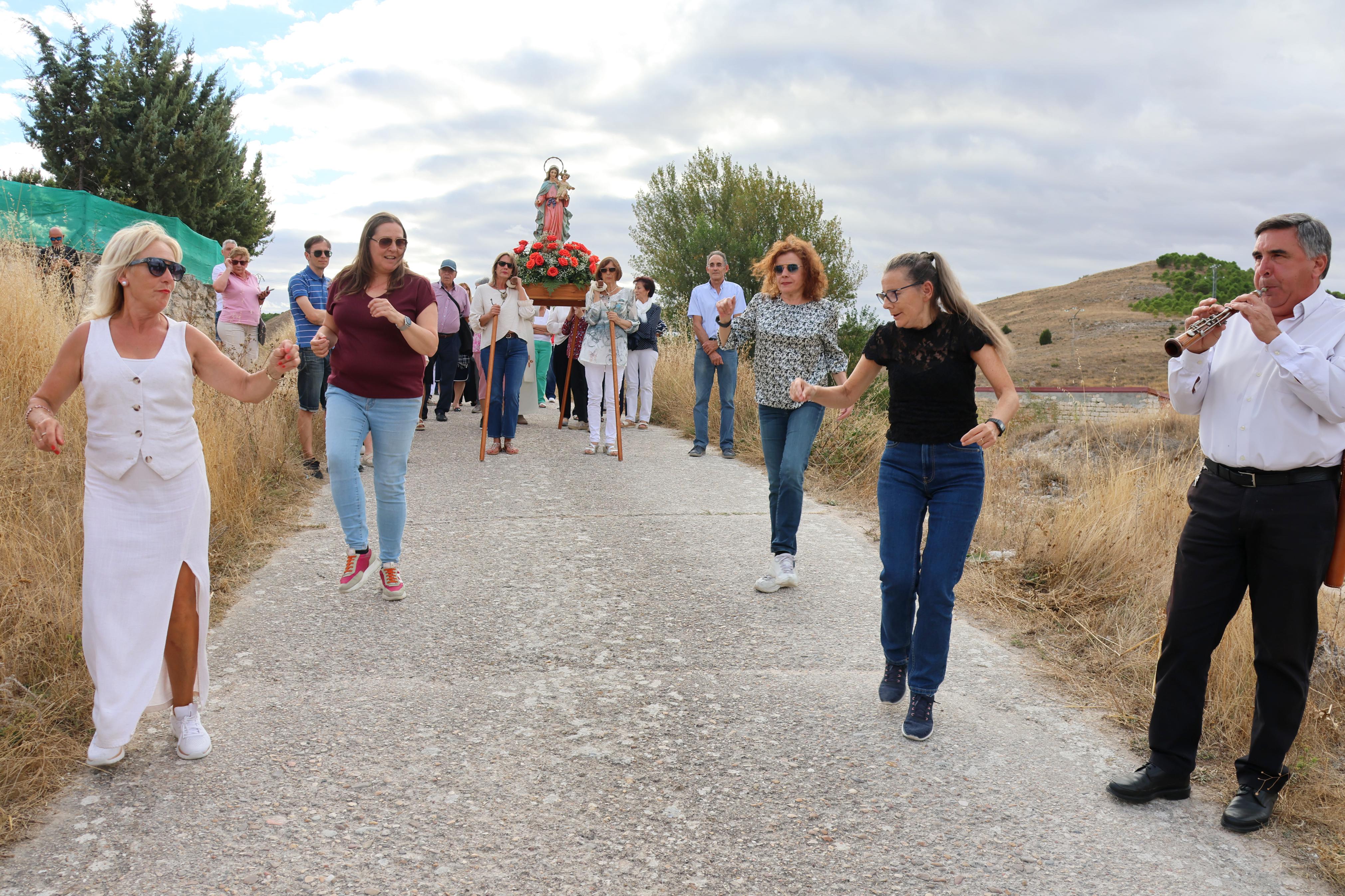 Cobos de Cerrato danza a sus Patronas
