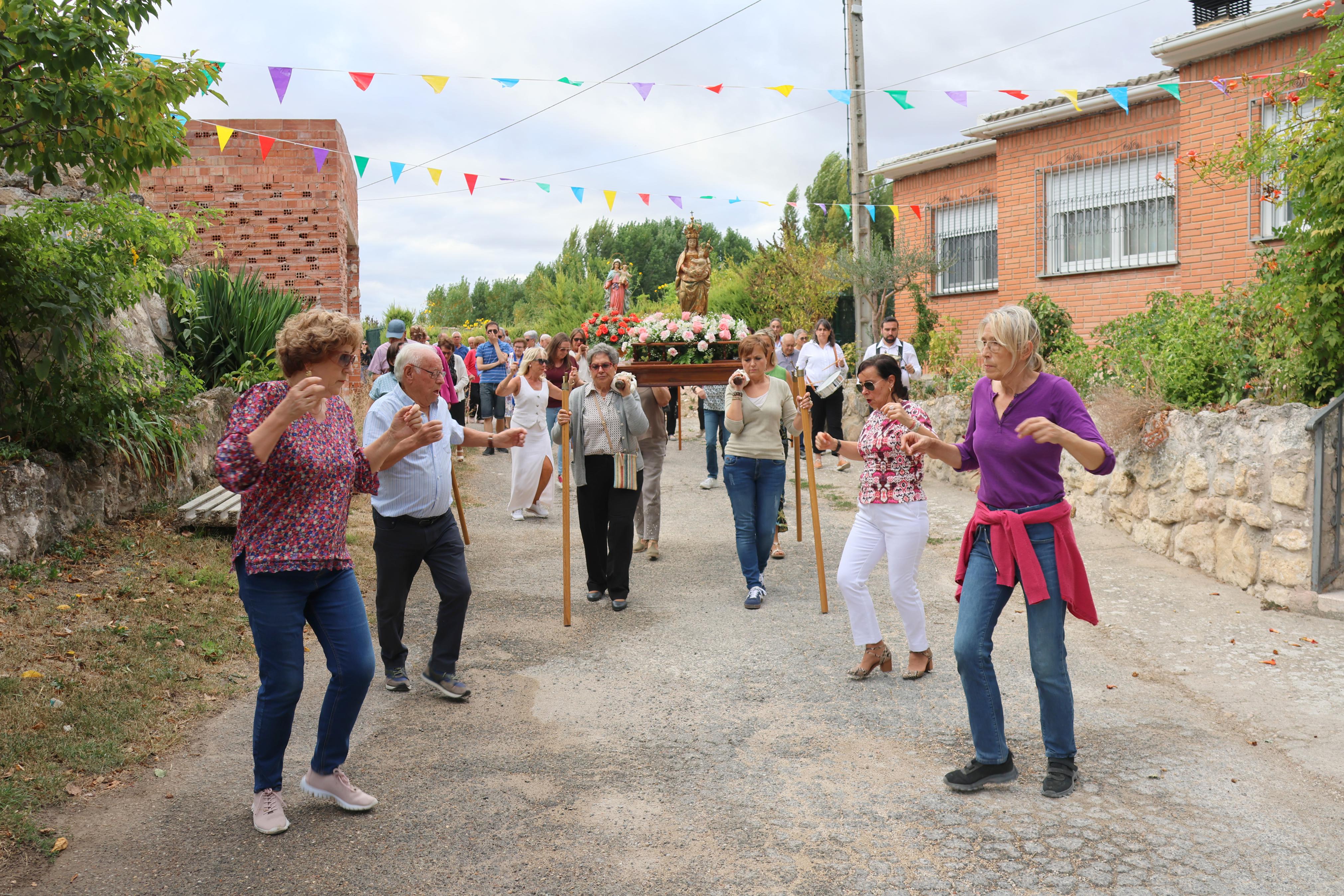 Cobos de Cerrato danza a sus Patronas