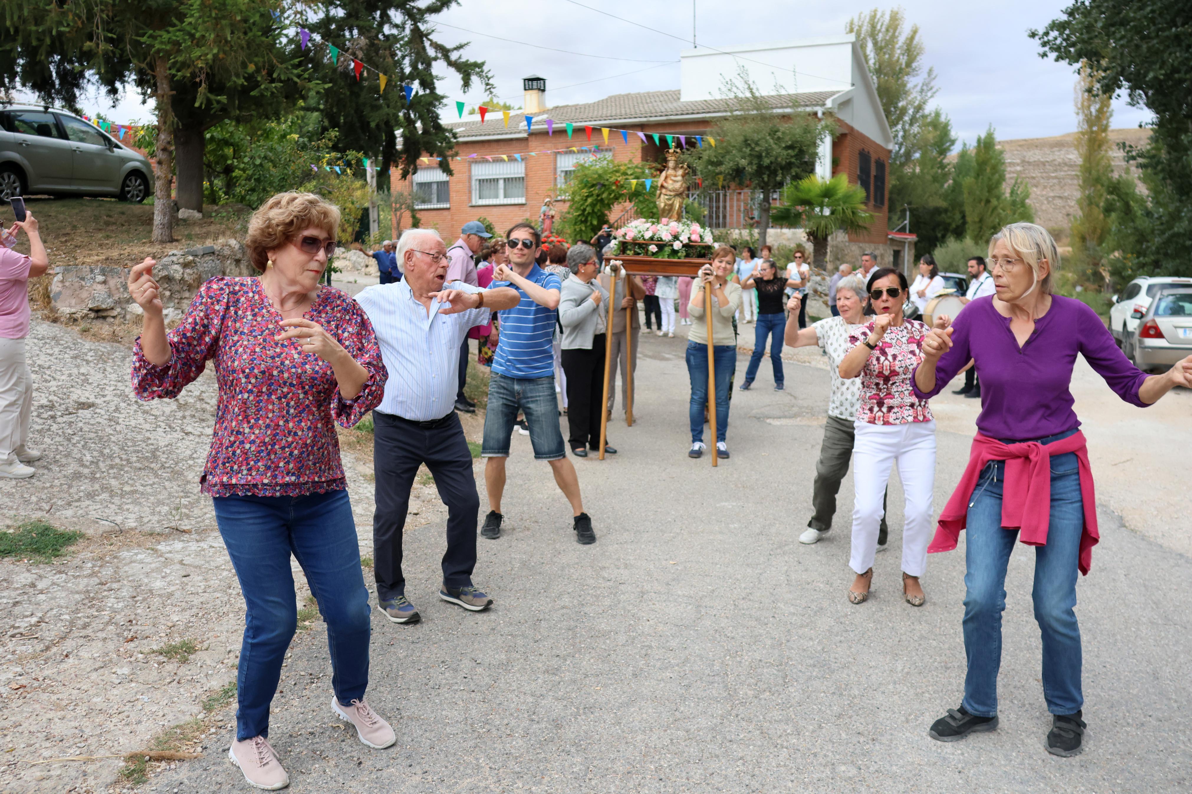 Cobos de Cerrato danza a sus Patronas
