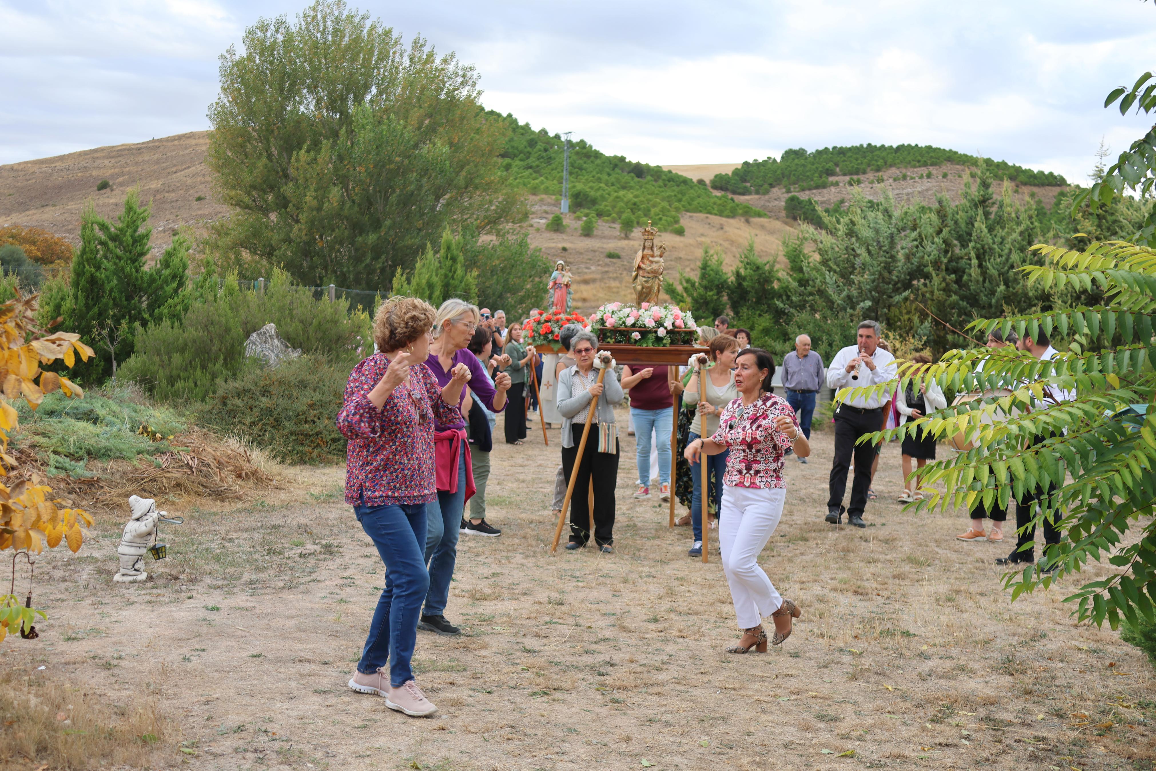 Cobos de Cerrato danza a sus Patronas