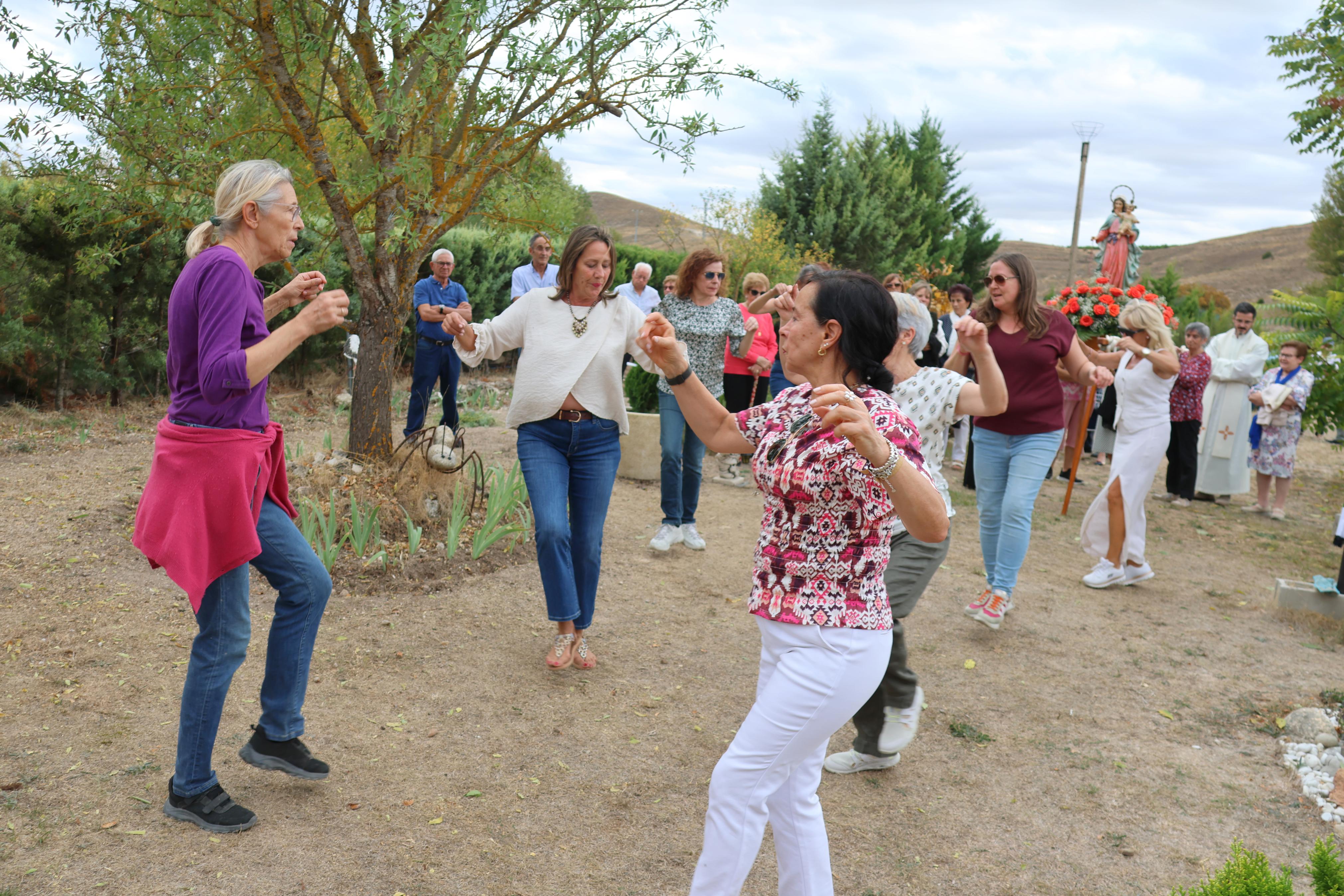 Cobos de Cerrato danza a sus Patronas
