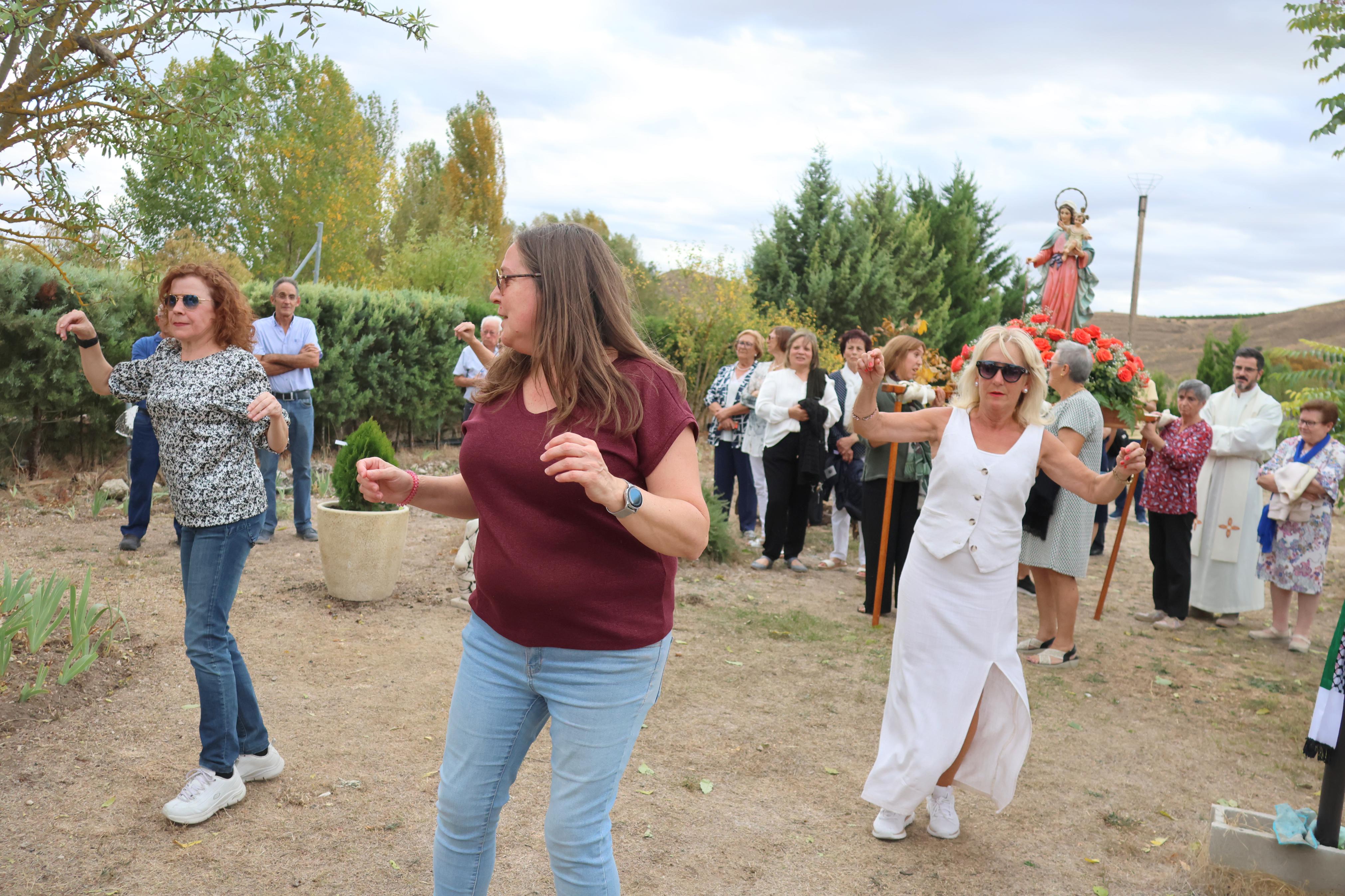 Cobos de Cerrato danza a sus Patronas
