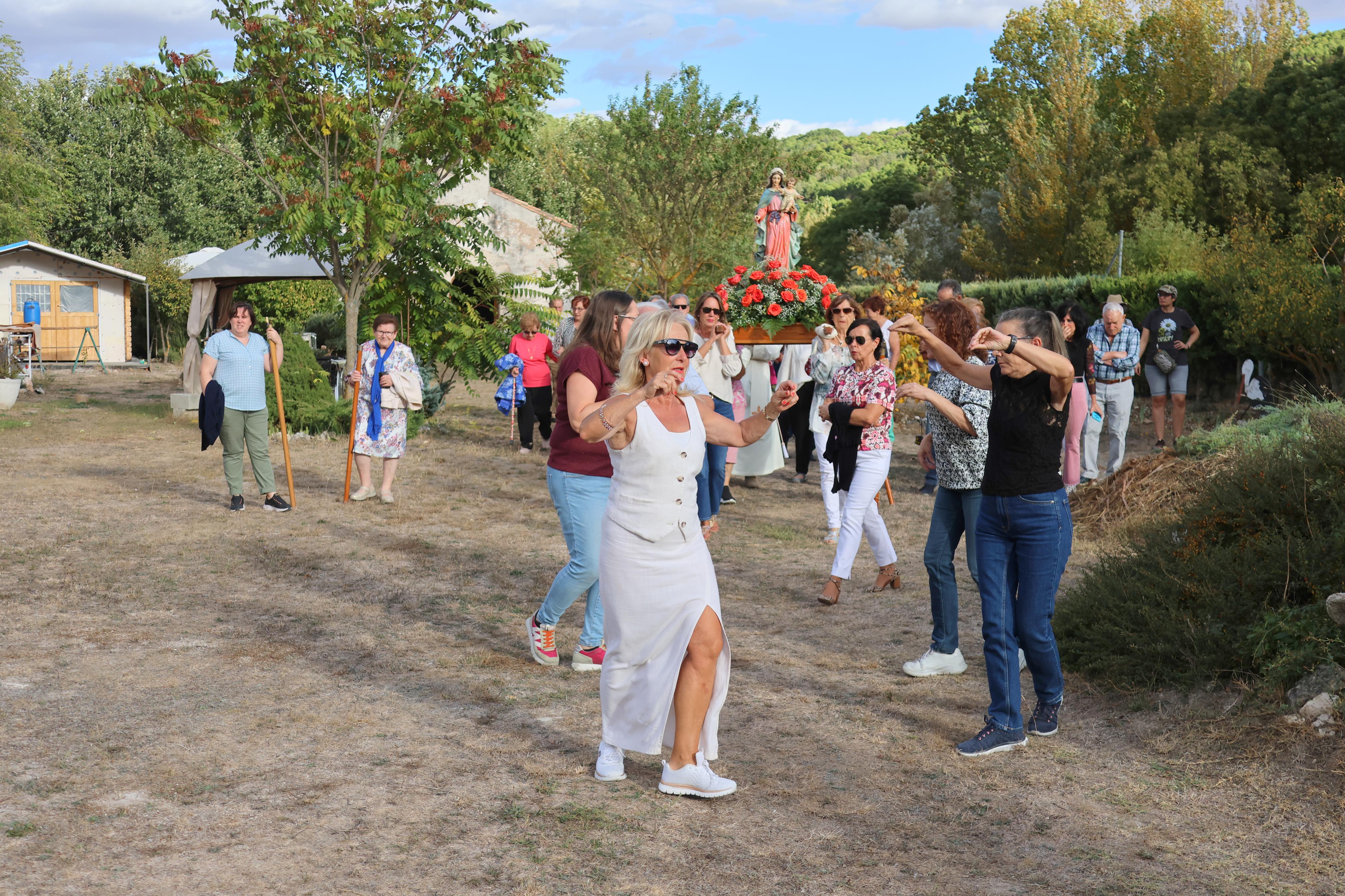 Cobos de Cerrato danza a sus Patronas