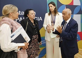 El presidente nacional, Joaquín Merchán, conversa con la responsable de Palencia, Andrea Castrillo, la vicepresidenta Ester Urraca y la colegiada Ana Merino.