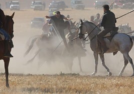 Momento en el que el toro alcanza al caballo y el jinete salta.