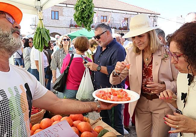 Elena de Borbón y Grecia degusta un tomate en la feria de Labajos.