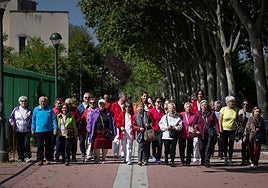 Vecinos de La Rondilla salen de paseo saludable por el barrio con sus enfermeros.