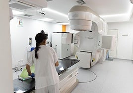 Una profesional sanitaria del Hospital Clínico Universitario de Valladolid prepara un acelerador lineal en el área de Radioterapia.