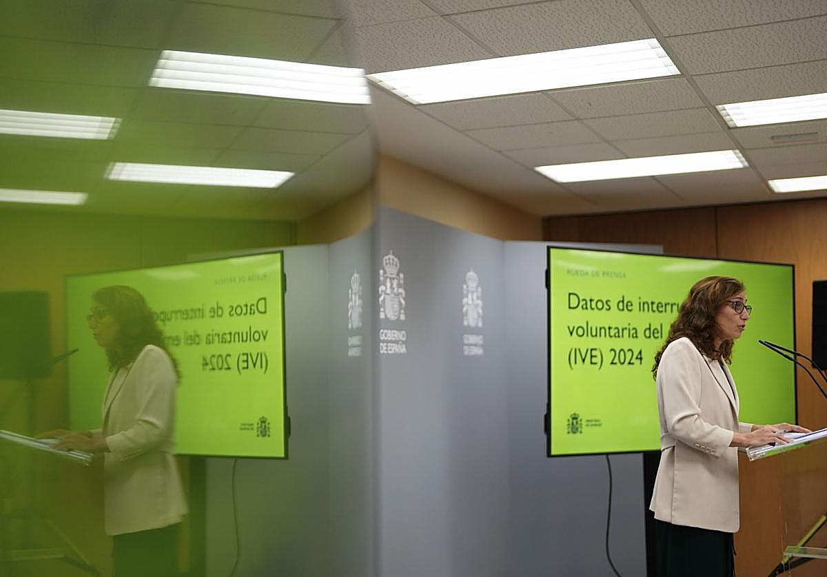 La ministra de Sanidad, Mónica García, presenta los datos de las interrupciones voluntarias del embarazo en España en 2024.