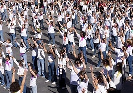 Momento de la actuación por el 60 aniversario de la canción 'La chica ye-yé', en el centro de Valladolid