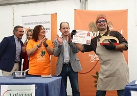 Los organizadores y la alcaldesa aplauden al carnicero Carlos Hernández tras ganar el concurso.