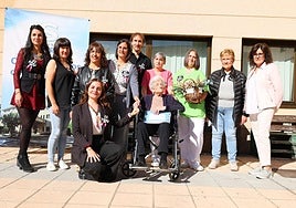 Amanda Ruesga, con familiares y trabajadores del centro.