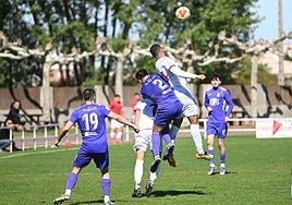 La defensa del Becerril trata de impedir un ataque de los leoneses.