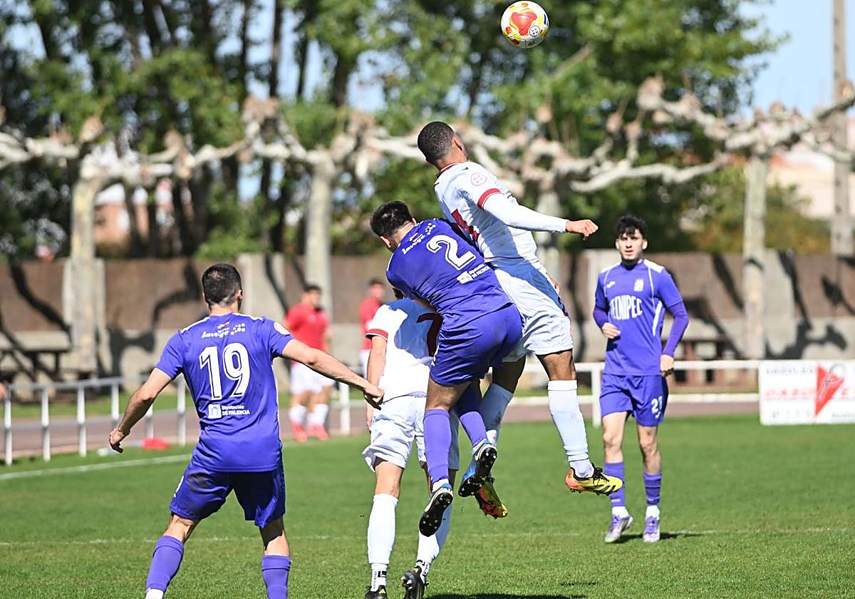 La defensa del Becerril trata de impedir un ataque de los leoneses.