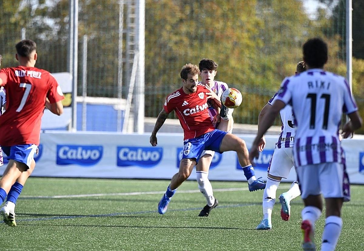 Una acción del partido disputado este domingo por el Promesas en el campo del Bergantiños.