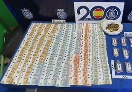 Cantidad de dinero y droga incautados tras la detención del individuo.