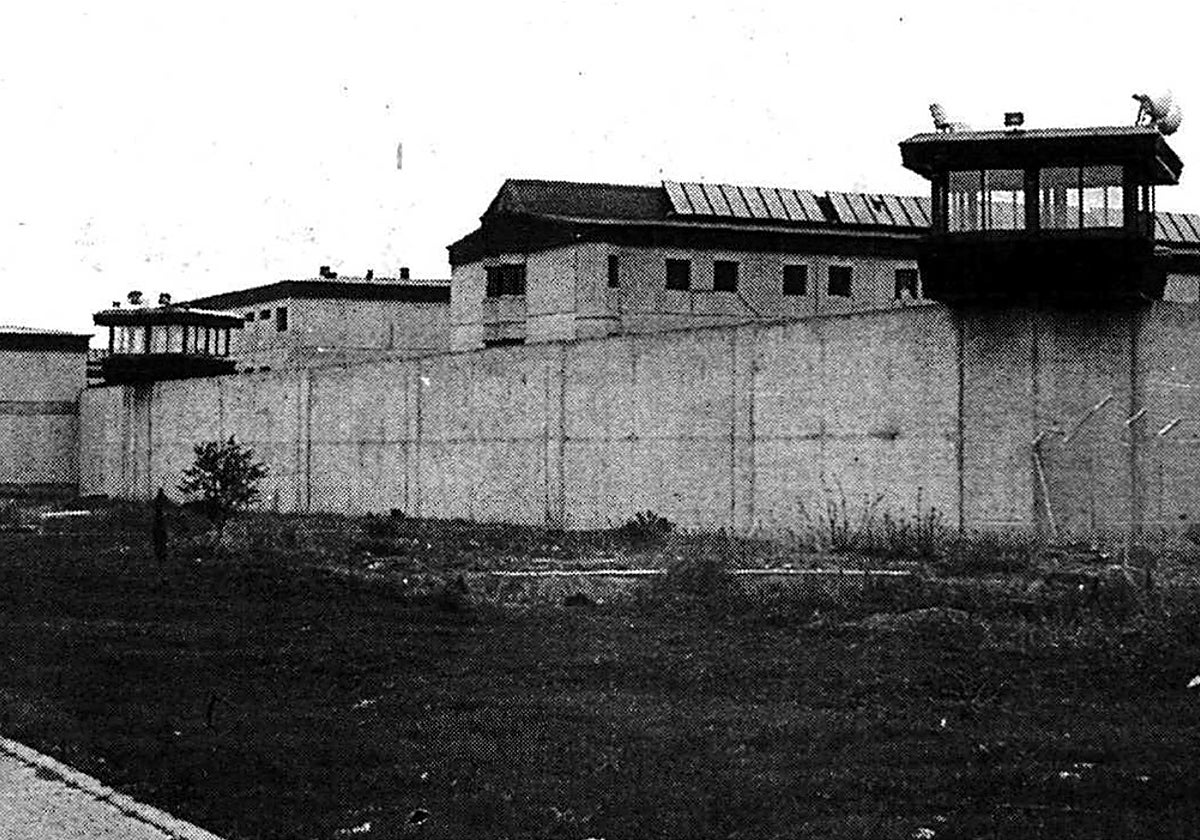 Exterior de la cárcel de Villanubla a finales de los años 80.