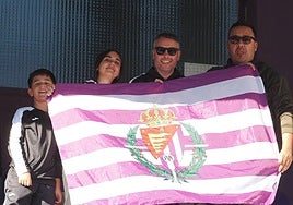 Aficionados posan en la grada de Zorrilla en el Real Valladolid-Mirandés