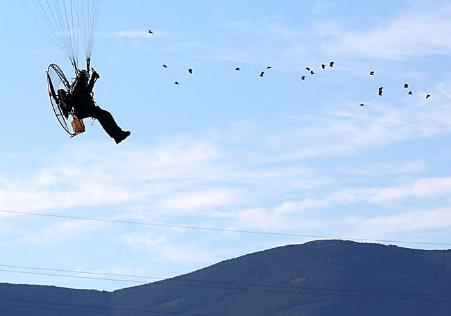 El aventurero segoviano surca los cielos de la ciudad en uno de sus vuelos.
