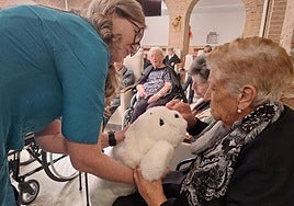 El robot Nuka llega a Mayorga para acompañar a las personas mayores