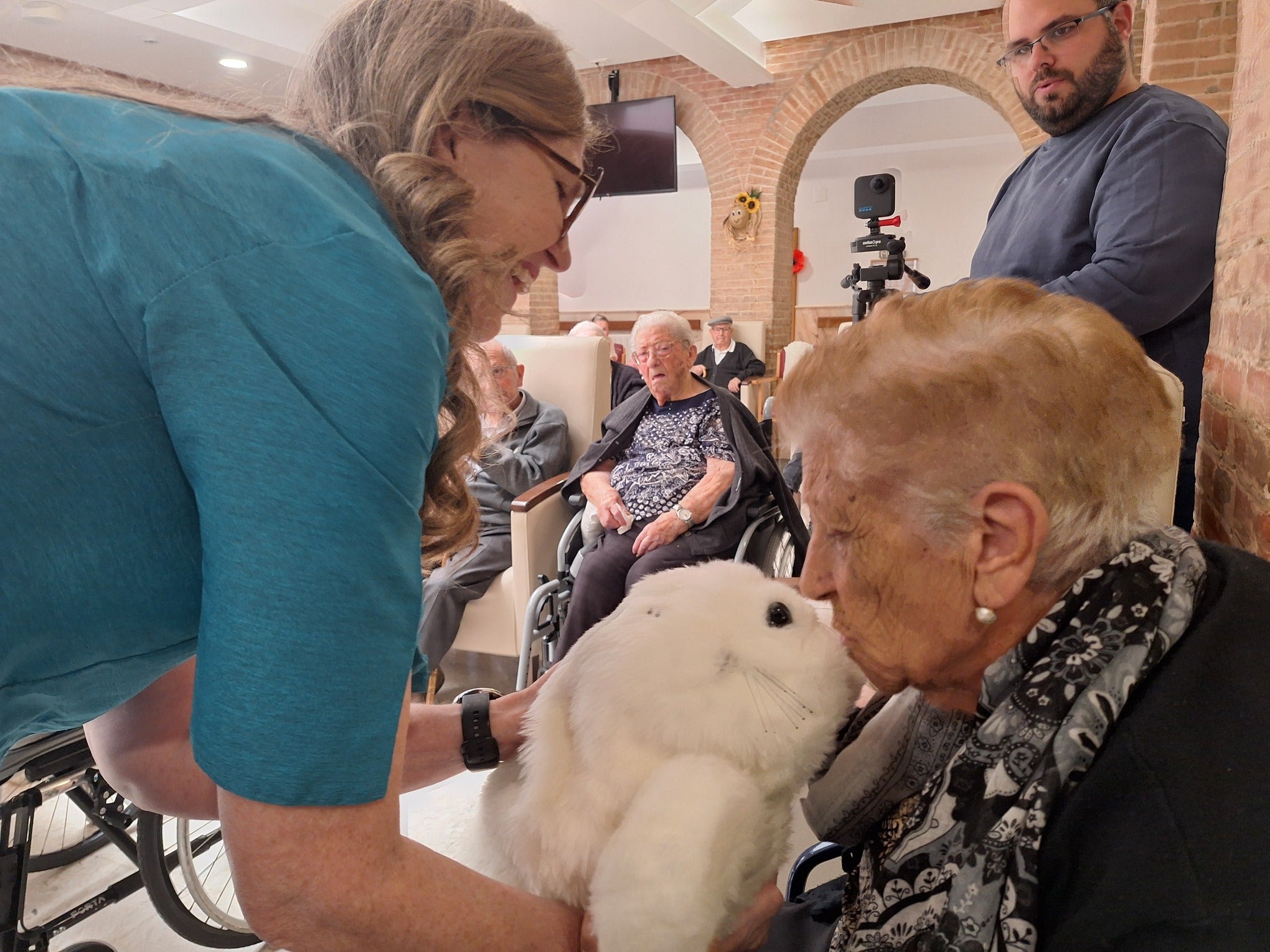 El robot Nuka llega a Mayorga para acompañar a las personas mayores