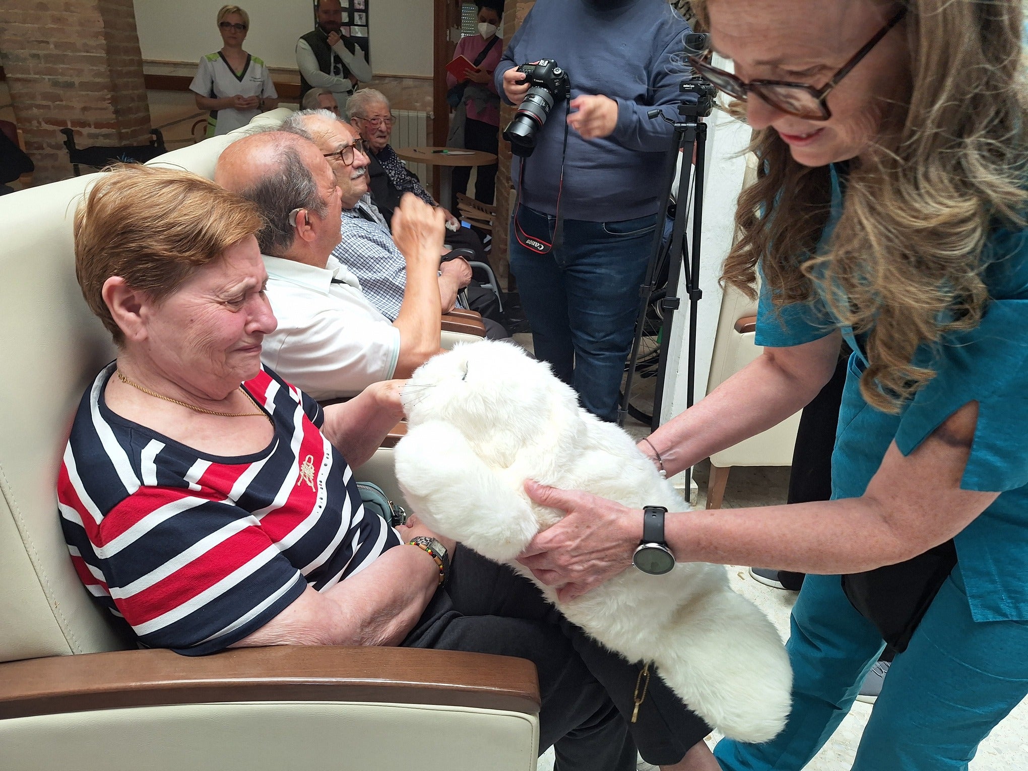 El robot Nuka llega a Mayorga para acompañar a las personas mayores