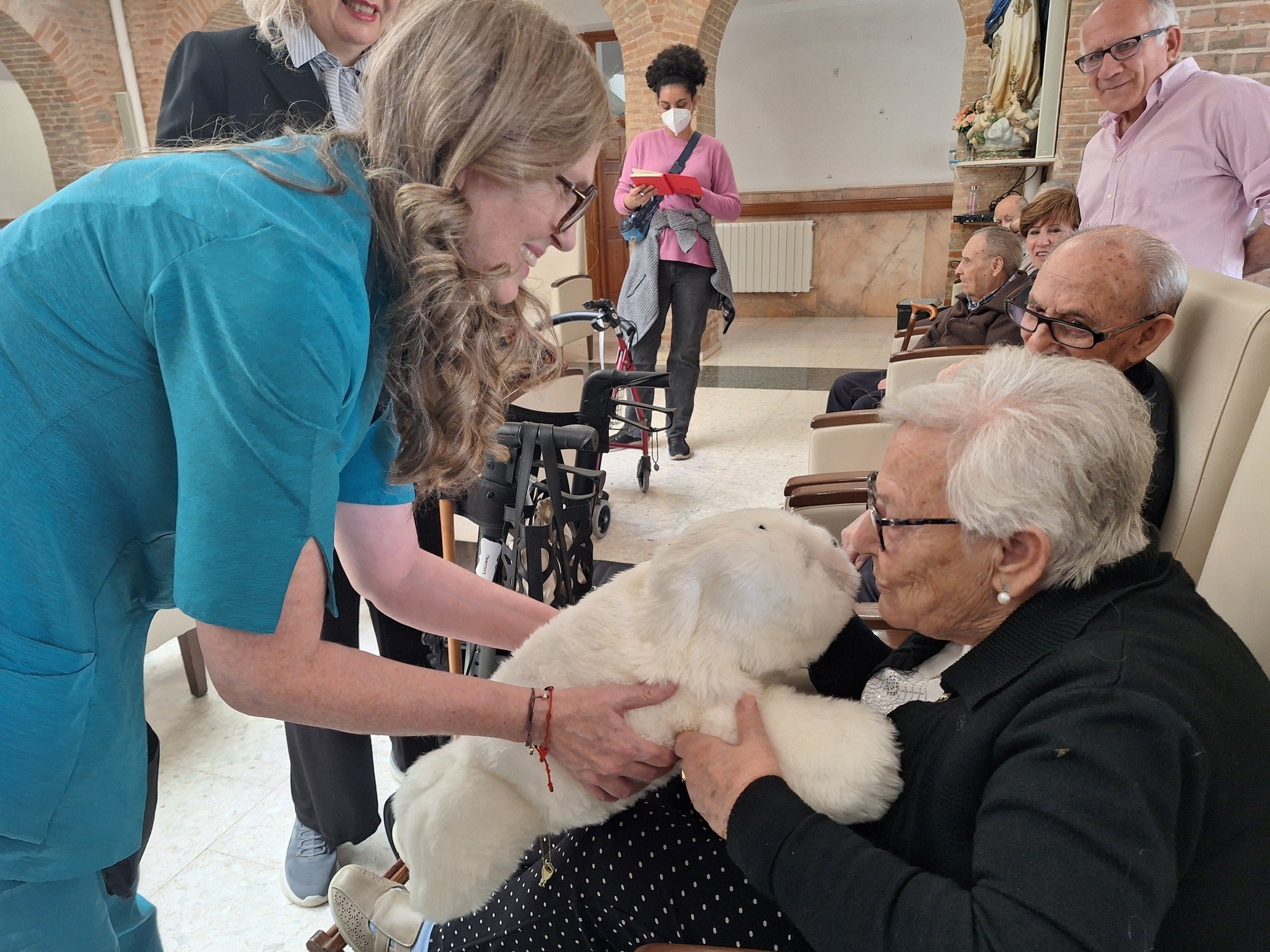 El robot Nuka llega a Mayorga para acompañar a las personas mayores