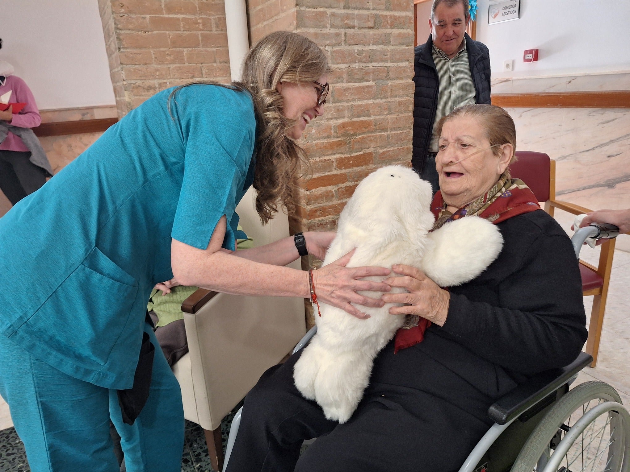 El robot Nuka llega a Mayorga para acompañar a las personas mayores