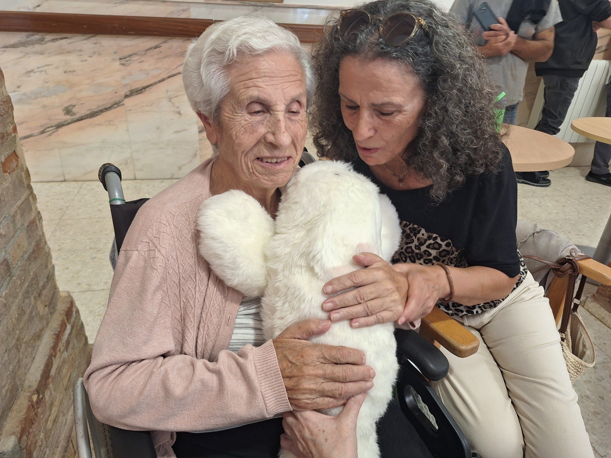 El robot Nuka llega a Mayorga para acompañar a las personas mayores