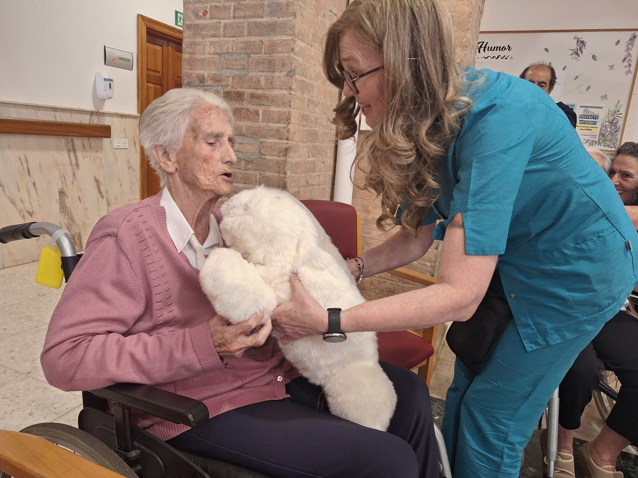 El robot Nuka llega a Mayorga para acompañar a las personas mayores