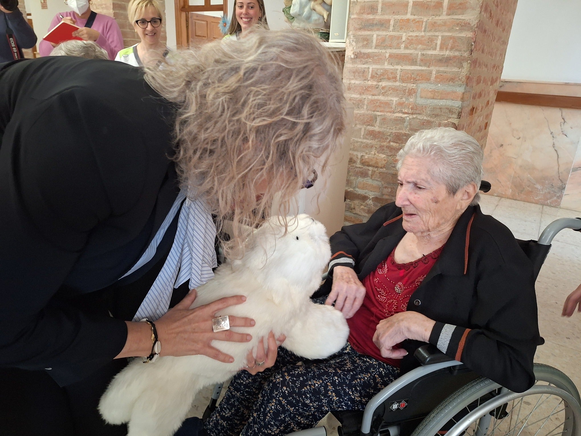 El robot Nuka llega a Mayorga para acompañar a las personas mayores