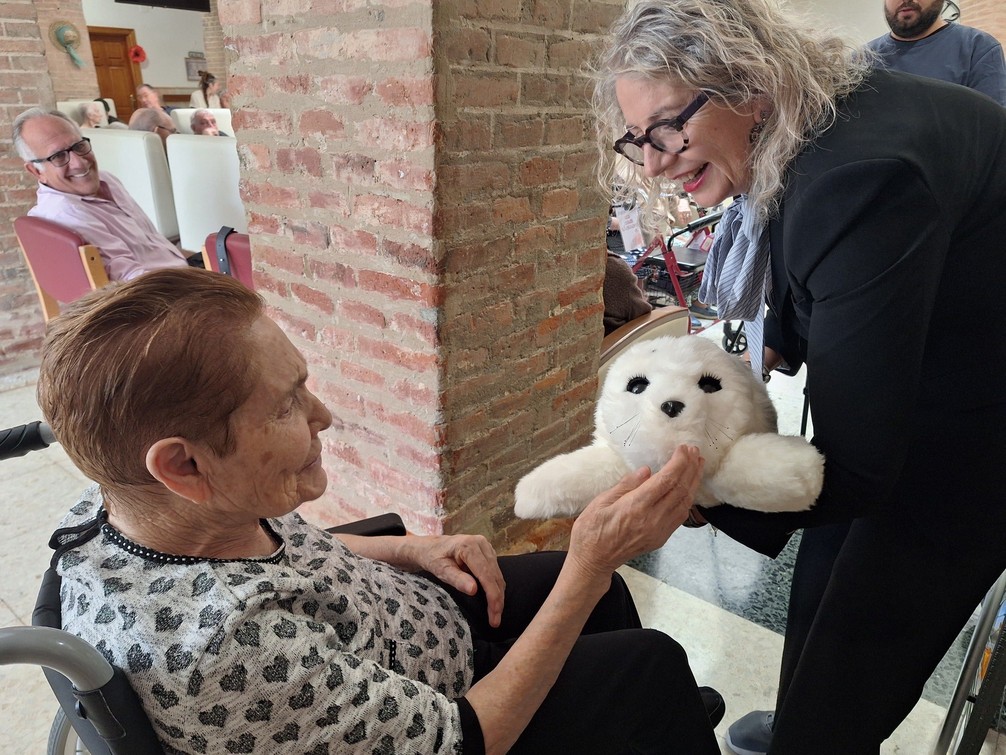 El robot Nuka llega a Mayorga para acompañar a las personas mayores