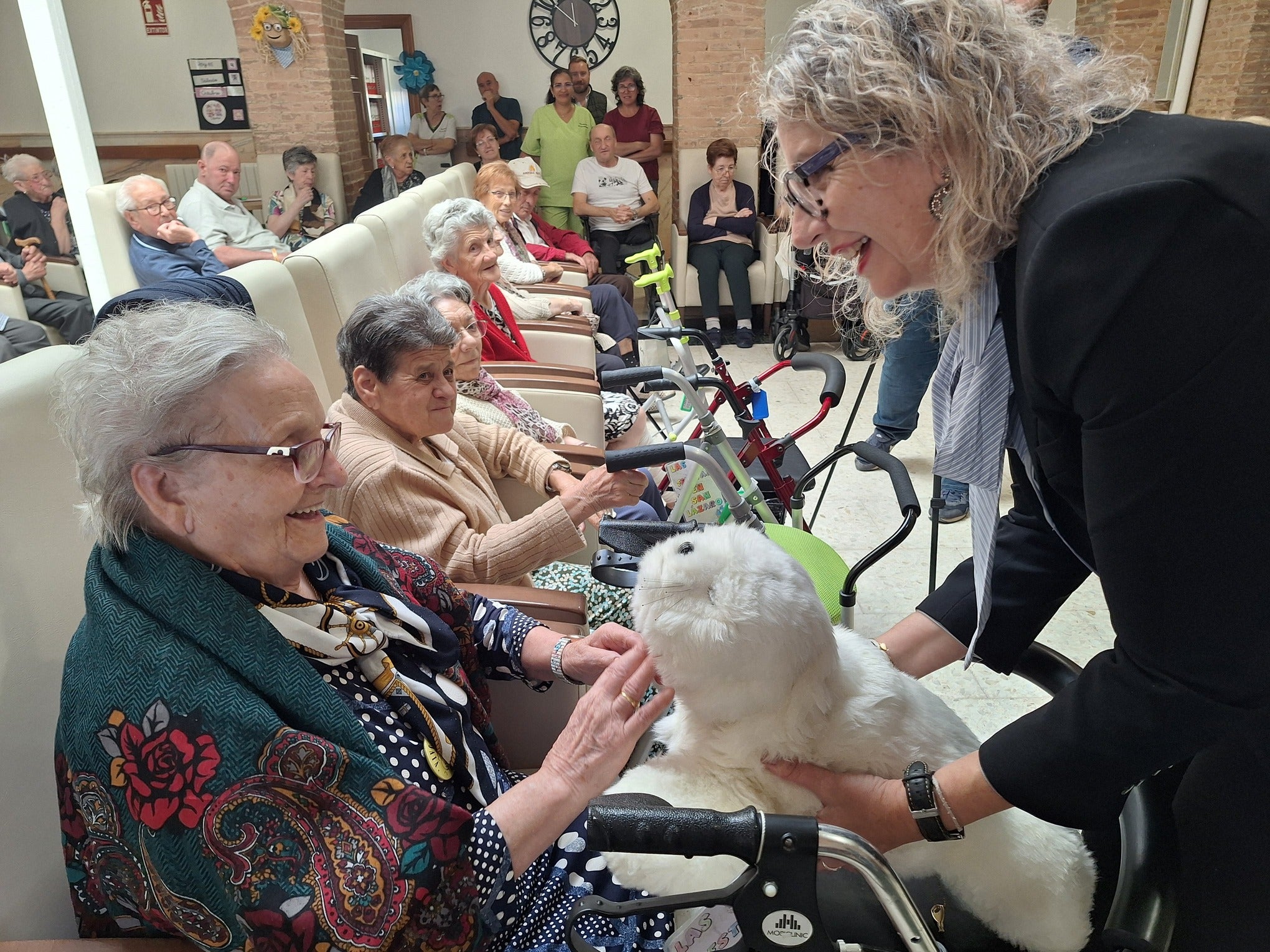 El robot Nuka llega a Mayorga para acompañar a las personas mayores