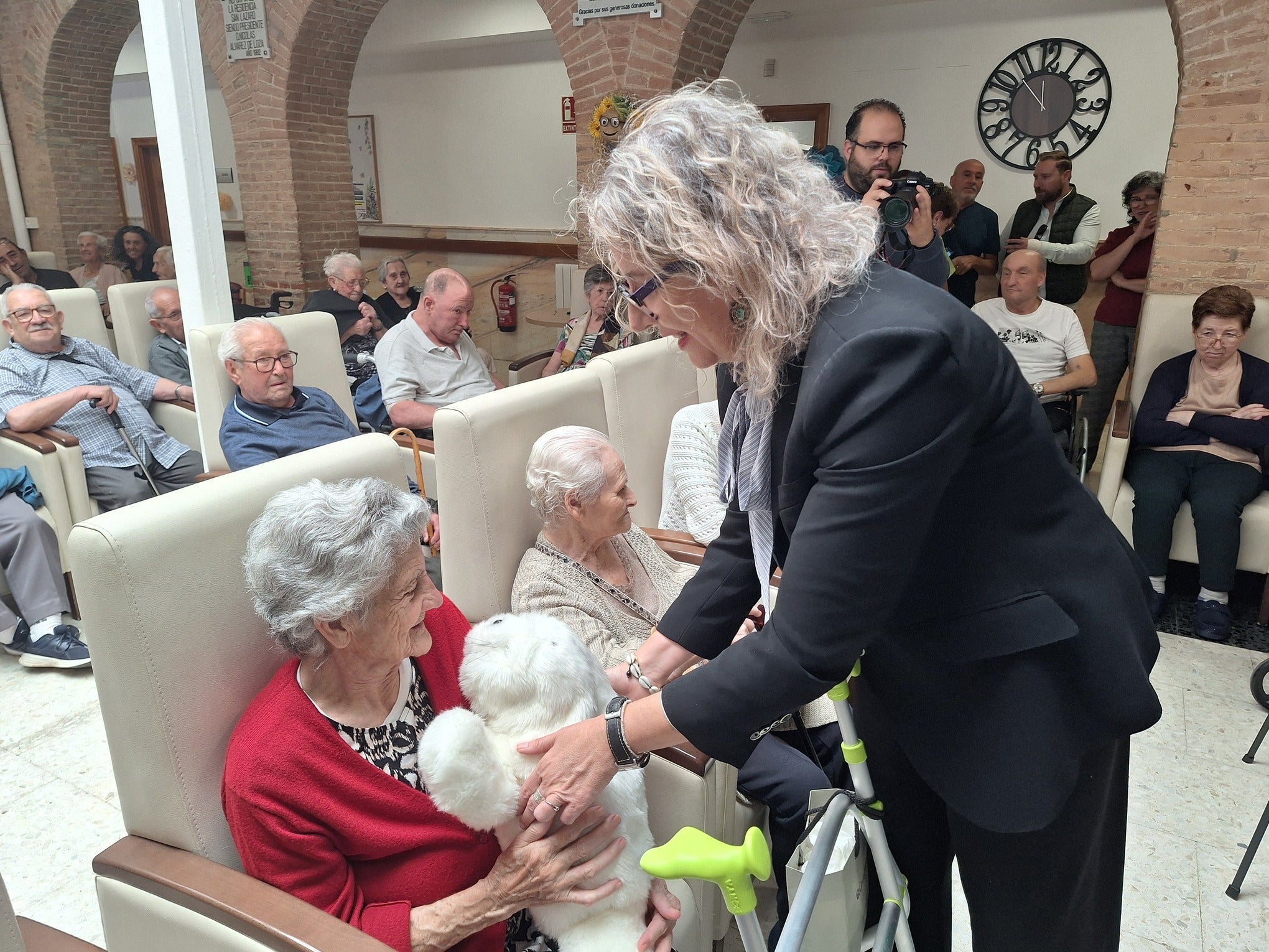 El robot Nuka llega a Mayorga para acompañar a las personas mayores