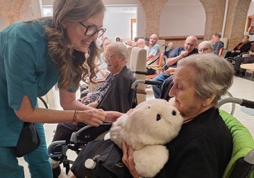 El robot foca Nuka llega a la residencia de San Lázaro de Mayorga