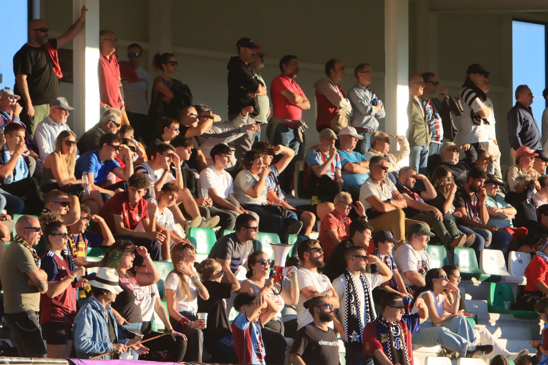 Búscate en las gradas de La Albuera durante el partido de la Segoviana