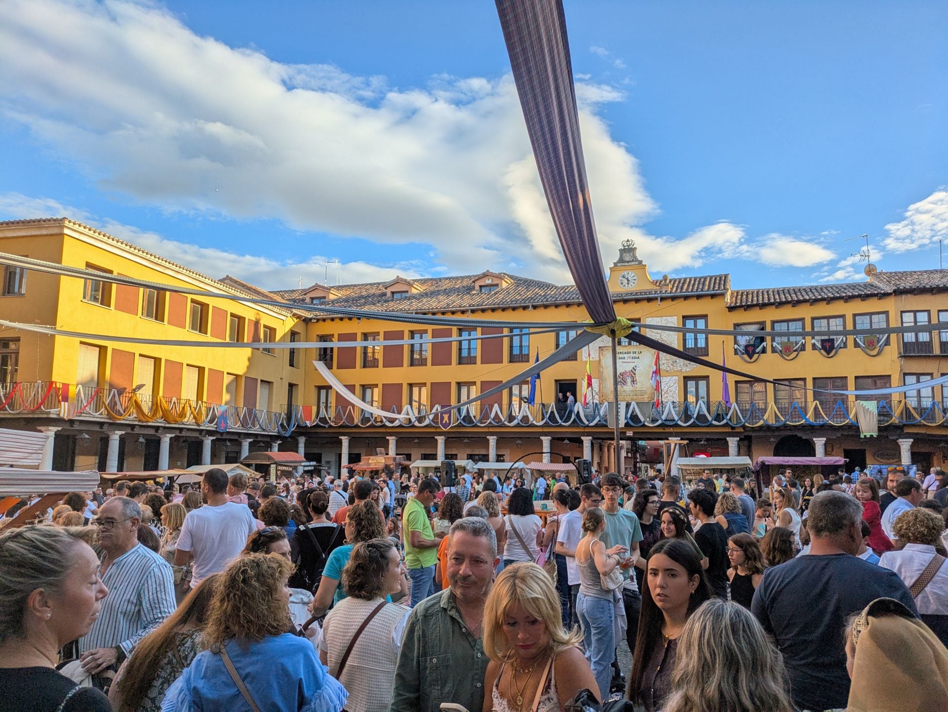 La Plaza Mayor de Tordesillas, centro del mercado, abarrotada de gente
