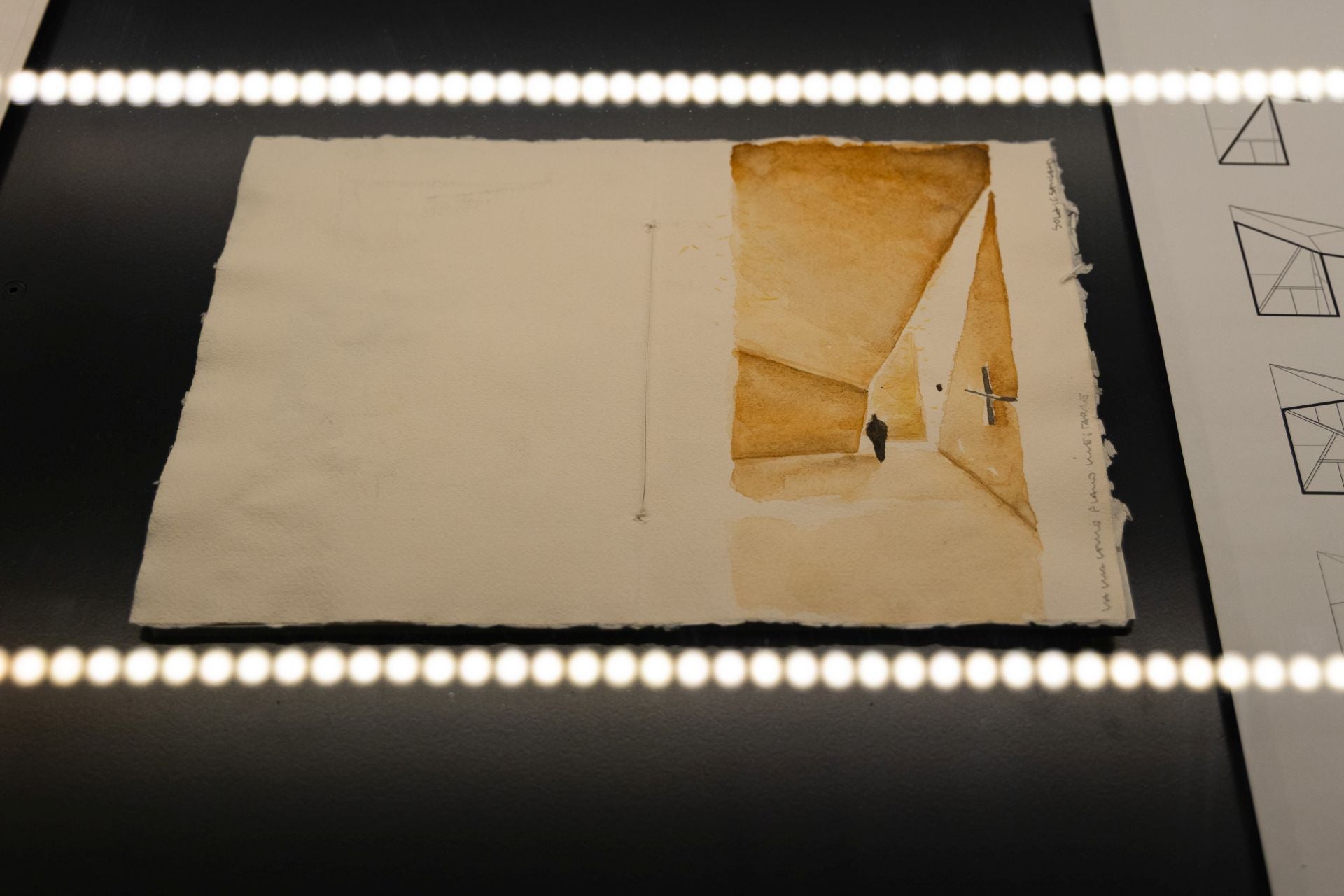 Las imágenes de la exposición sobre la prehistoria de la arquitectura en el Patio Herreriano