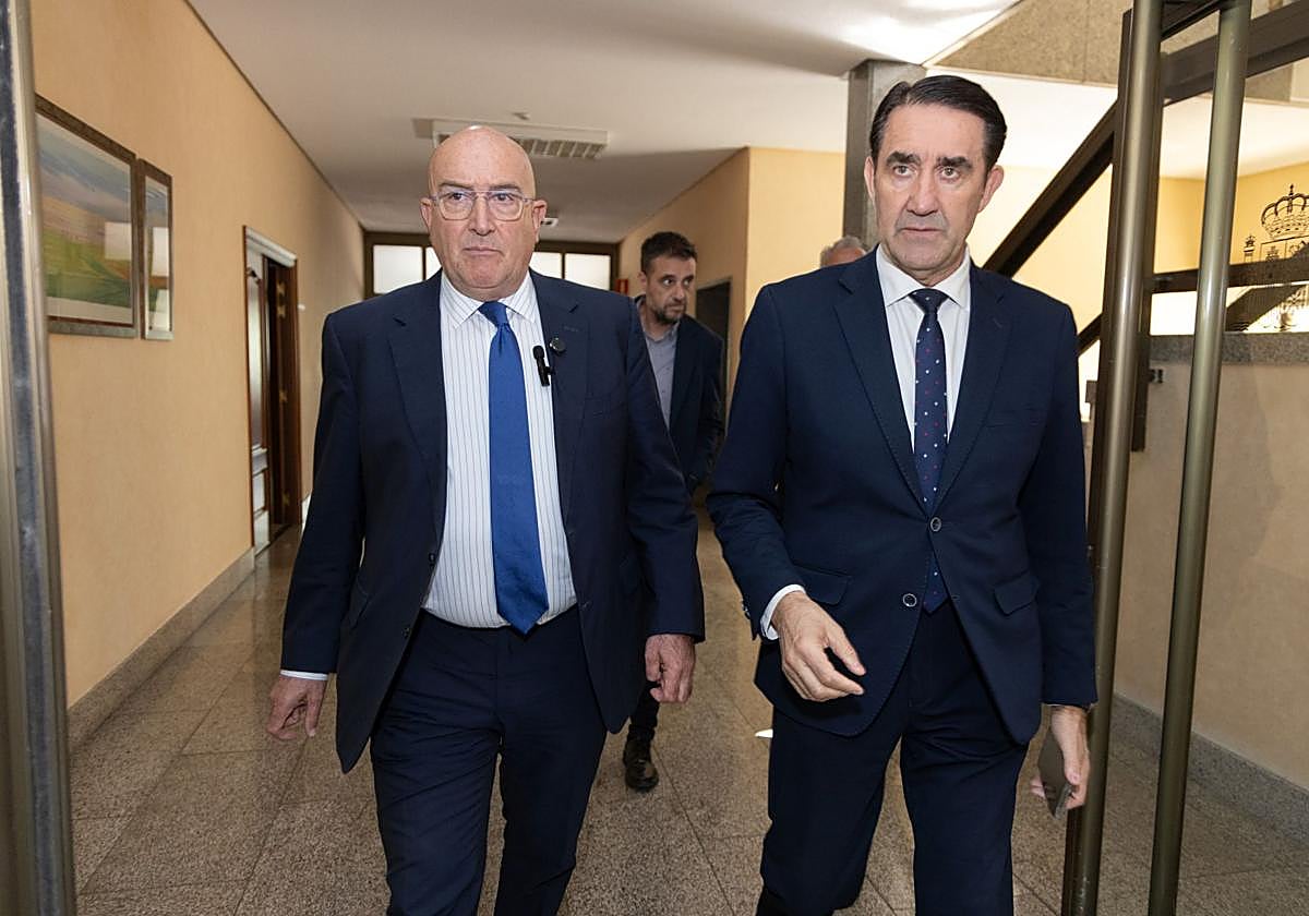 Jesús Julio Carnero y Juan Carlos Suárez-Quiñones, al término de la reunión del consejo de administración de la sociedad Valladolid Alta Velocidad.