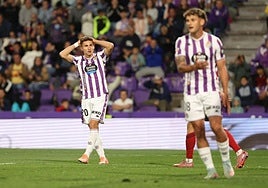 Chuki se lamenta tras una ocasión despediciada, con Delgado en primer término.