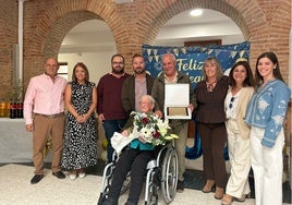 Rosario Cela con su familiares, alcalde y concejales el día de su cumpleaños