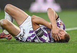 Juami Latasa, tendido en el suelo tras recibir un golpe durante el último Real Valladolid-Mirandés