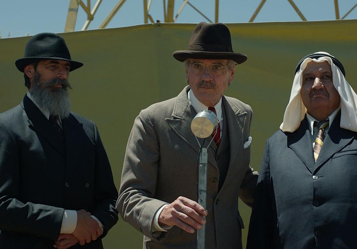 Fotograma de 'Palentine 36', con Jeremy Irons en el centro.