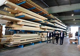 La consejera de Industria, Comercio y Empleo, Leticia García, este lunes durante una visita a la empresa Maderas Pisuerga de Valladolid.