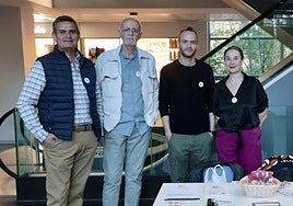 Fernando, César, Daniel y Magdalena, de la Asociación de Personas Enfermas y Trasplantadas Hepáticas de Castilla y León, en la mesa informativa que han instalado este lunes en el vestíbulo del Río Hortega.