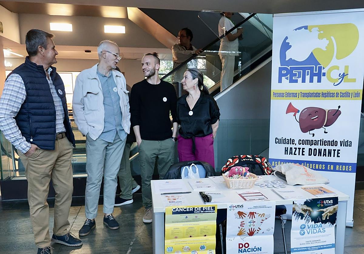 Fernando, César, Daniel y Magdalena, de la Asociación de Personas Enfermas y Trasplantadas Hepáticas de Castilla y León, en la mesa informativa que han instalado este lunes en el vestíbulo del Río Hortega.
