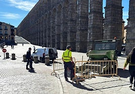 Los obreros municipales trabajan este lunes en habilitar el hueco para reponer uno de los bolardos.