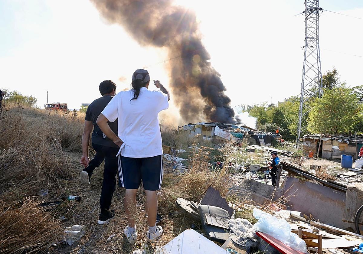 Una gran columna de humo se abre paso junto a las chabolas de Juana Jugan.