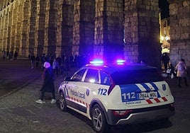 Coche de la Policía Local en las inmediaciones del Acueducto de Segovia.