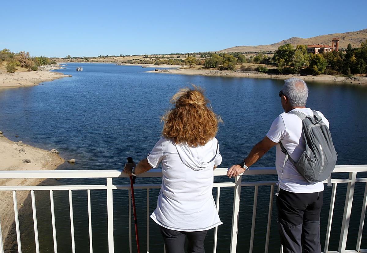 Una pareja observa el estado del Pontón Alto, este lunes, con riberas que hace unos días estaban sumergidas.